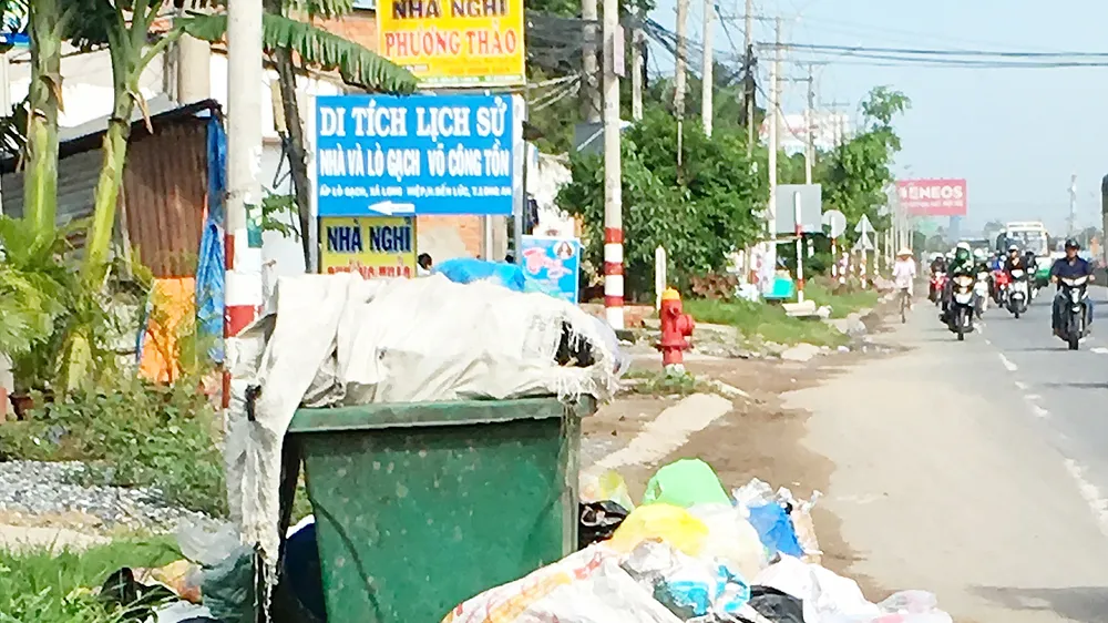 Bãi rác trước lối vào di tích lịch sử