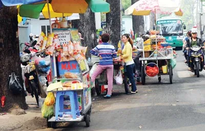 Buôn bán hàng rong chiếm dụng lòng đường
