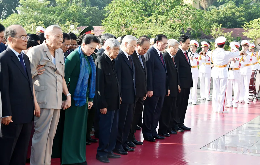 Vòng hoa của Đoàn mang dòng chữ: "Đời đời nhớ ơn các anh hùng liệt sĩ".