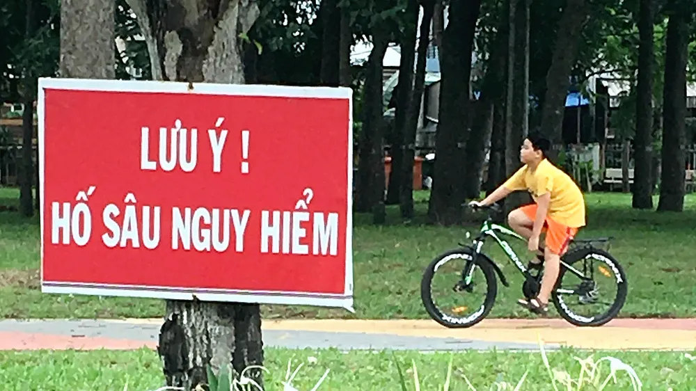 Trẻ em vui chơi ngay bên kênh sâu, không rào chắn an toàn trong công viên Gia Định, TPHCM