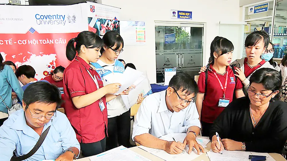 Thí sinh làm thủ tục nhập học ngày 1-8 tại Trường ĐH Nguyễn Tất Thành. Ảnh: THANH HÙNG