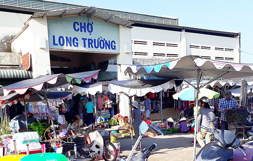 Nay chợ Long Trường đã kín sạp, hàng hóa dồi dào, nhộn nhịp người mua bán