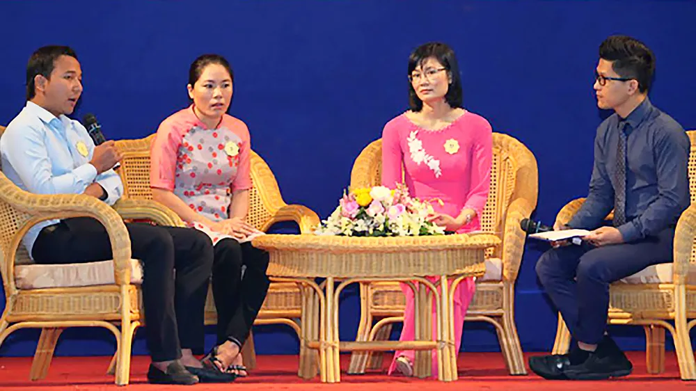 Nguyễn Thanh Toàn (bìa trái) trong dịp giao lưu gương sáng đảng viên