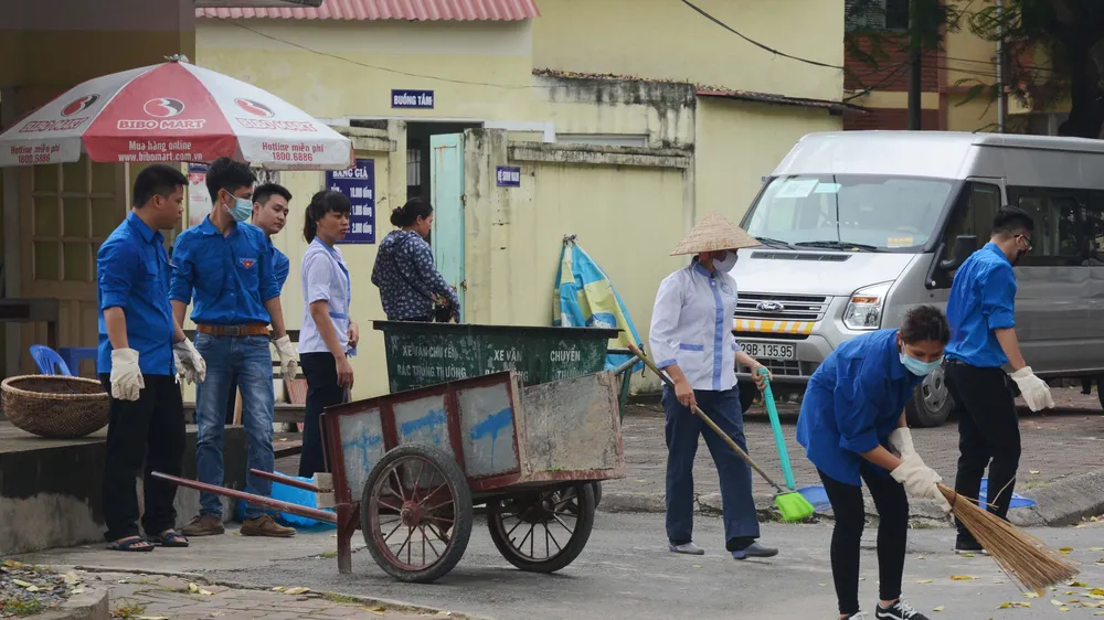 Bệnh viện đa khoa Hà Đông vệ sinh môi trường bệnh viện, phòng bệnh sốt xuất huyết. Ảnh: TTXVN