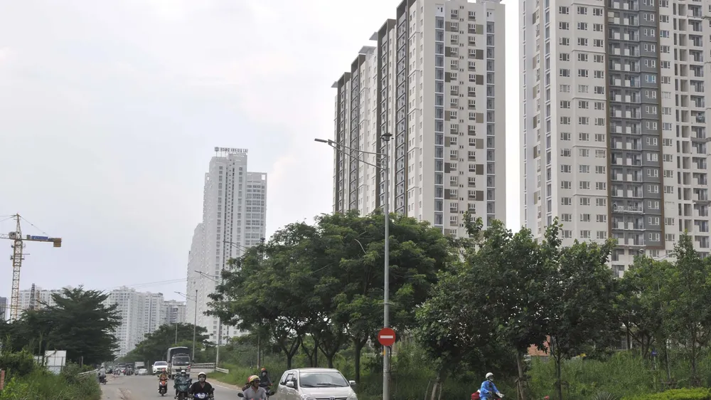  Một số cao ốc bên đường Nguyễn Hữu Thọ, huyện Nhà Bè . Ảnh: CAO THĂNG