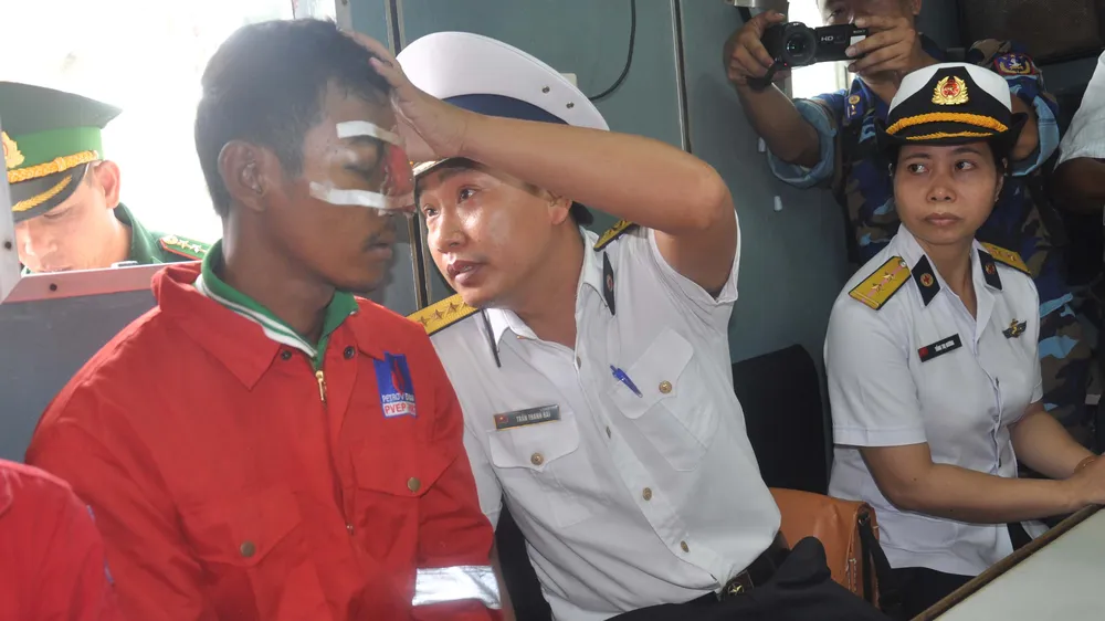 Lực lượng chức năng thăm hỏi và đưa thuyền viên gặp nạn vào bờ