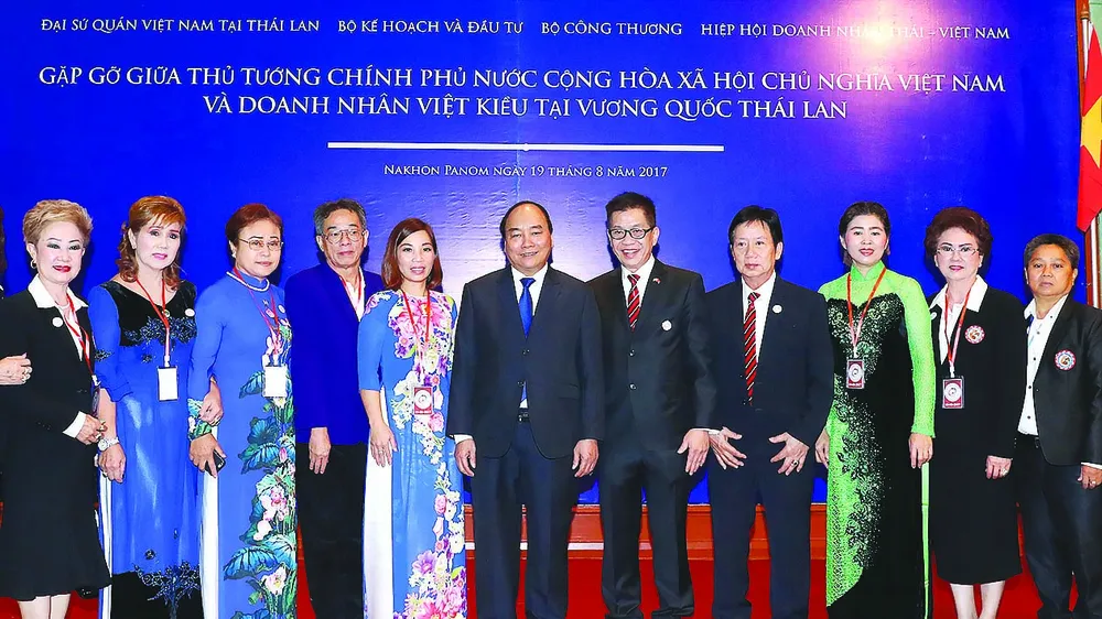 Thủ tướng Nguyễn Xuân Phúc gặp doanh nhân Việt kiều và doanh nghiệp vùng Đông Bắc Thái Lan tại tỉnh Nakhon Panom
