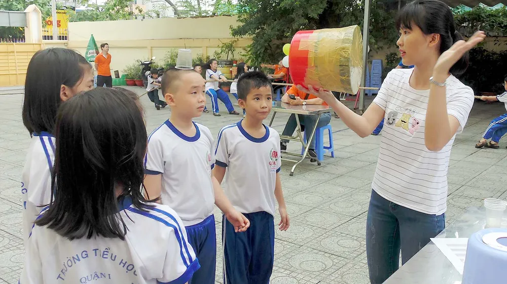 Cô và trò Trường Tiểu học Nguyễn Bỉnh Khiêm (quận 1) trong một giờ học về kỹ năng sống