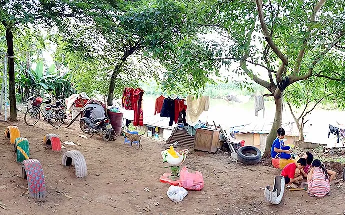 Sân chơi cho trẻ em nghèo ở xóm Phao với lốp và xích đu được làm hoàn toàn từ phế liệu