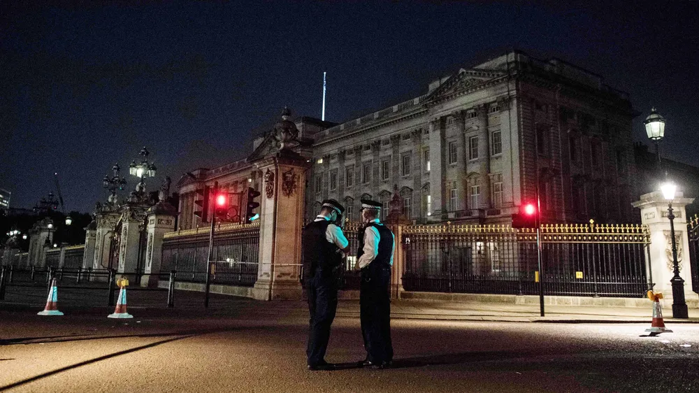 Cảnh sát gác bên ngoài Điện Buckingham ở thủ đô London (Anh) ngày 26-8 sau vụ tấn công. Ảnh: TTXVN