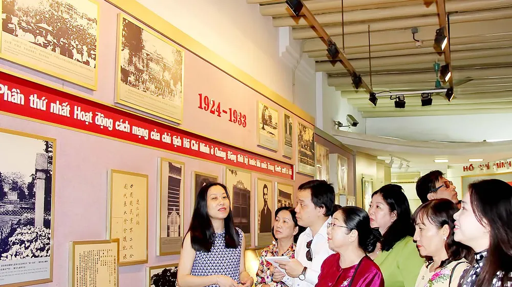 Đoàn đại biểu Đảng bộ TPHCM tham quan, tìm hiểu tư liệu lịch sử tại Di tích nơi thành lập tổ chức Việt Nam Thanh niên Cách mạng Đồng chí Hội (số nhà 250 đường Quang Minh, thành phố Quảng Châu, tỉnh Quảng Đông, Trung Quốc) . Ảnh: HOÀI NAM