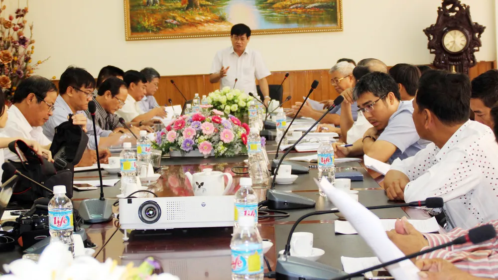 Cuộc họp giữa các bên để thống nhất khắc phục 4 tàu vỏ thép do Công ty Đại Nguyên Dương đóng. Ảnh: NGỌC OAI
