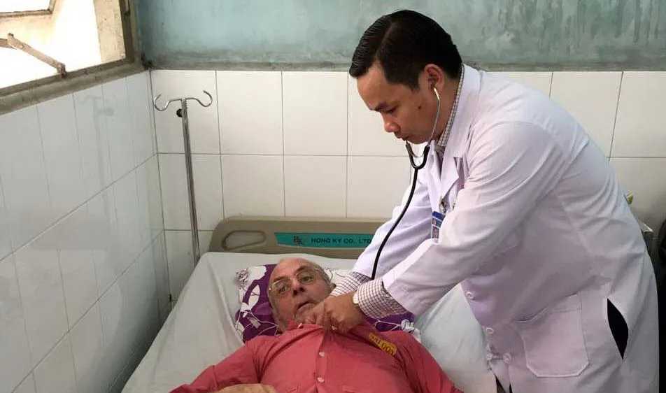 Bác sĩ Nguyễn Khắc Vui thăm khám cho bệnh nhân người nước ngoài