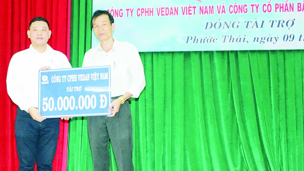 Ông Tsai Ping Hsuan (bên trái) đại diện Vedan trao học bổng