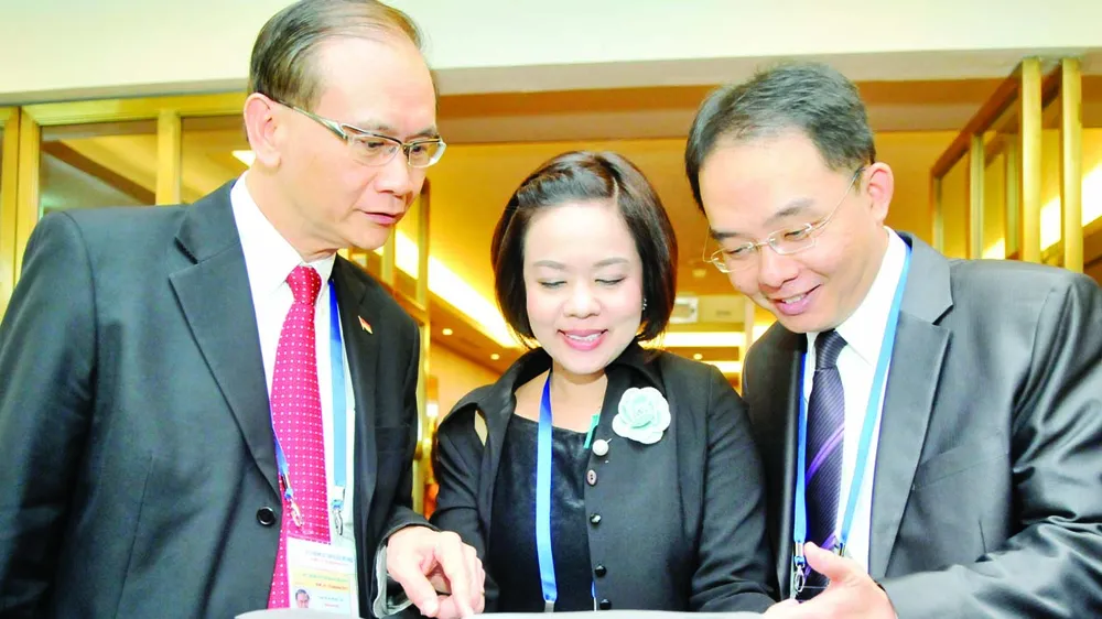 Các đại biểu dự APEC trao đổi tại hội nghị . Ảnh: CAO THĂNG