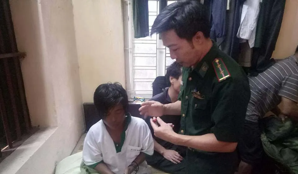 CBCS Đồn Biên phòng Đa Lộc (huyện Hậu Lộc, Thanh Hóa) đang chăm sóc sức khỏe cho 2 nạn nhân gặp nạn. (Ảnh: Đồn Biên phòng Đa Lộc) cung cấp