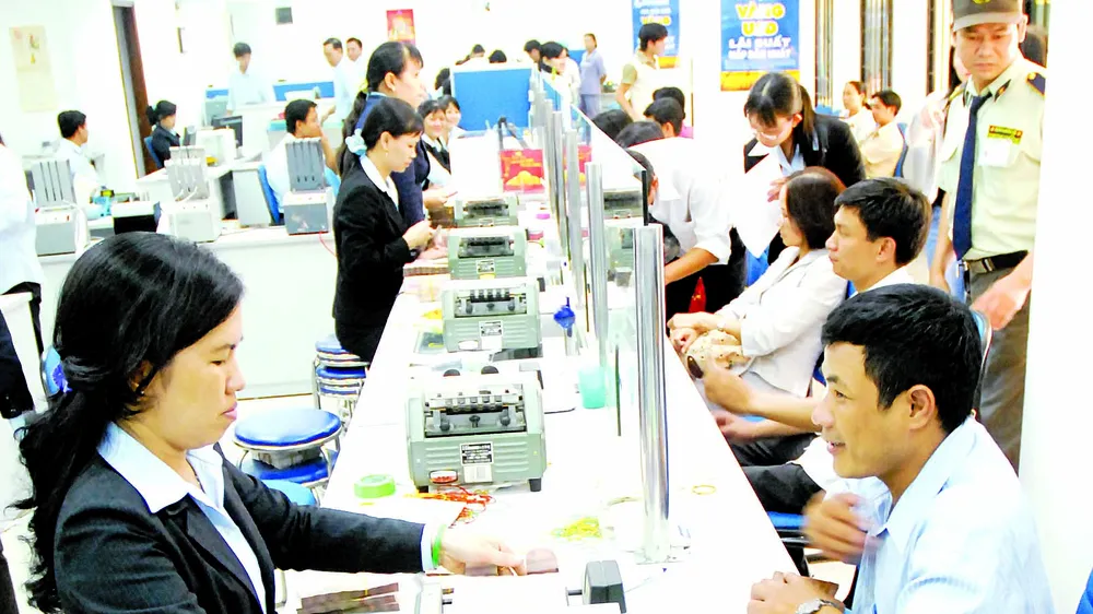 Giao dịch tại một ngân hàng ở TPHCM. Ảnh: Cao Thăng