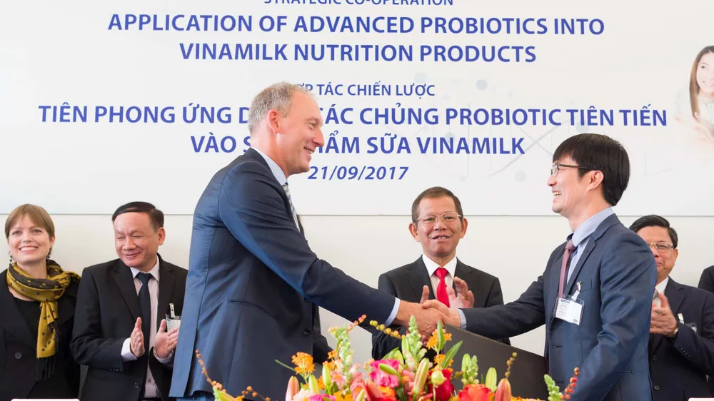  Ông Phan Minh Tiên, Giám đốc điều hành marketing Vinamilk và ông Lasse Nagell, Phó Chủ tịch cấp cao Tập đoàn Chr.Hansen trao thỏa thuận hợp tác tại buổi lễ ký kết.