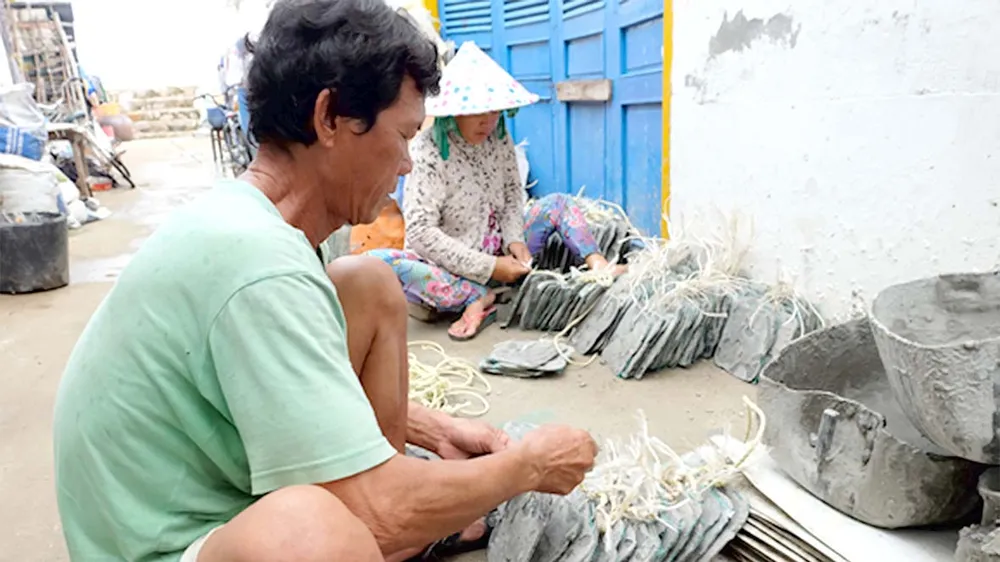 Nuôi hàu giúp dân xã đảo giảm nghèo 