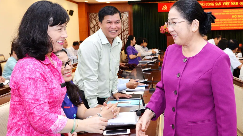 Phó Bí thư Thành ủy TPHCM Võ Thị Dung (bìa phải) trao đổi cùng các đại biểu tại hội nghị . Ảnh: Việt Dũng