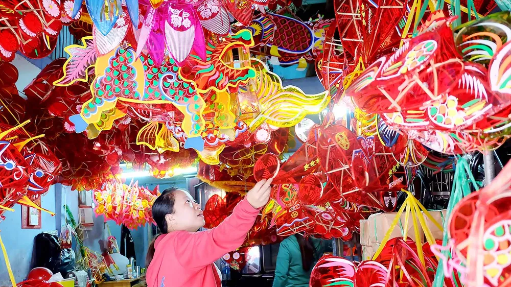 Những chiếc lồng đèn rực rỡ tại làng nghề lồng đèn Phú Bình