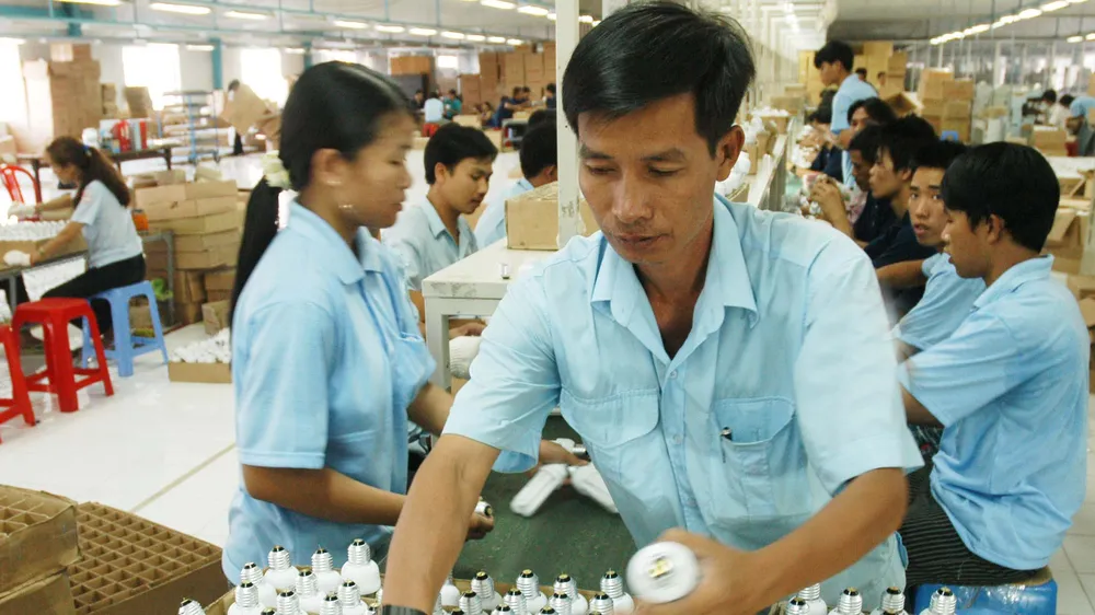 Sản xuất đèn Compact tại Công ty cổ phần Bóng đèn Điện Quang. Ảnh: Cao Thăng