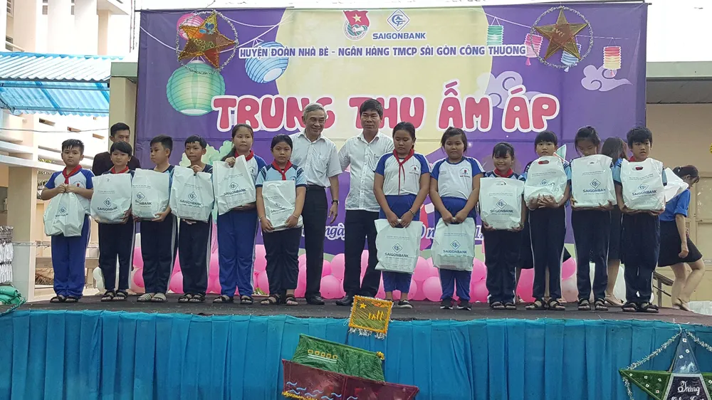 SAIGONBANK mang trung thu yêu thương đến với trẻ em nghèo huyện Nhà Bè