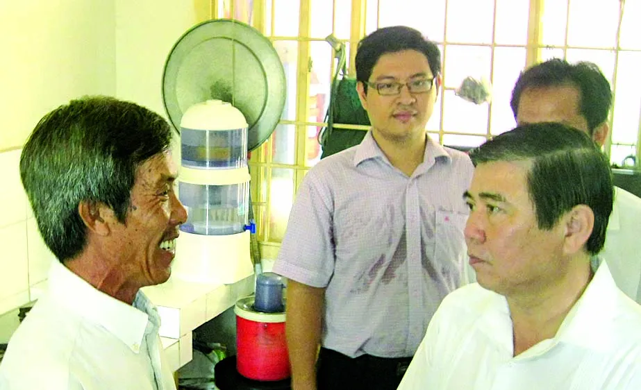  Chủ tịch UBND TPHCM Nguyễn Thành Phong thăm một hộ dân tái định cư ở huyện Bình Chánh
