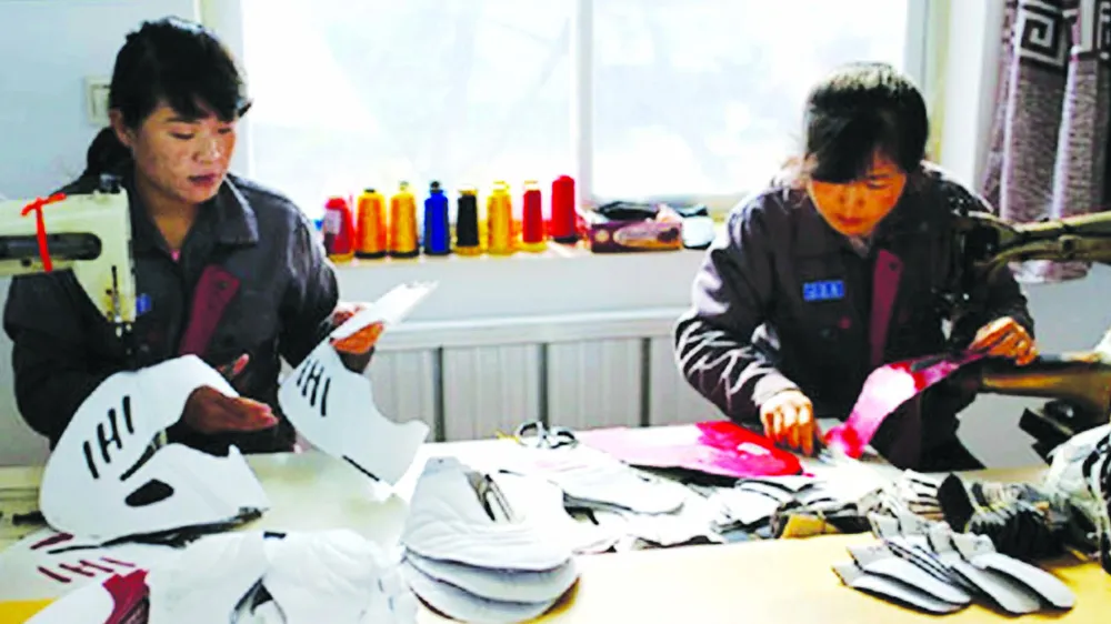 Công nhân người Triều Tiên làm việc ở một nhà máy sản xuất giày tại Đan Đông, Trung Quốc. Ảnh: Reuters
