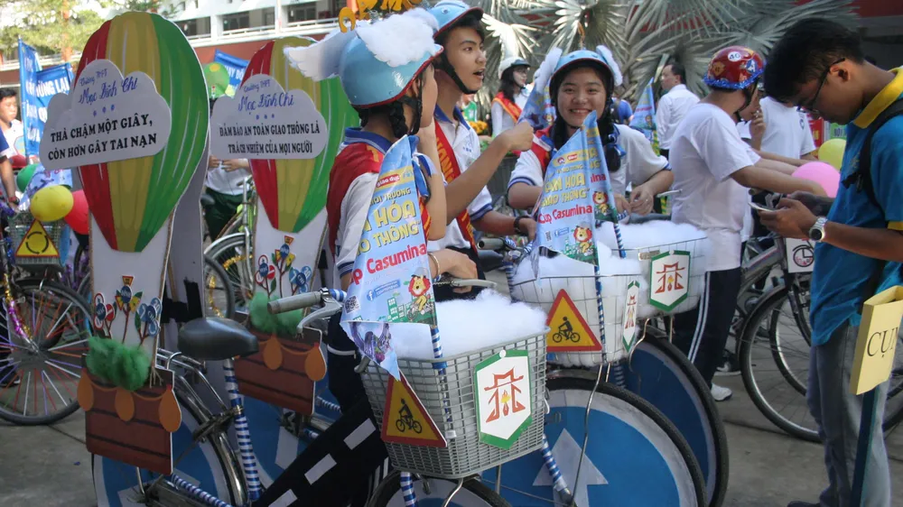 Xe đạp được trang trí khẩu hiệu giao thông bắt mắt của học sinh trường THPT Mạc Đĩnh Chi