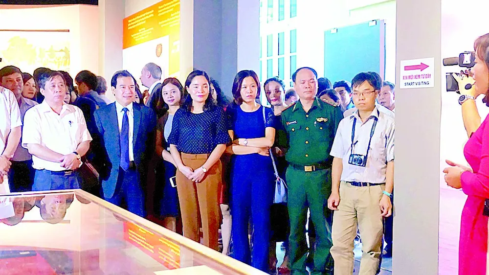  Nhiều tư liệu, hiện vật quý được trưng bày trong triển lãm “Ánh sáng từ Đường Kách mệnh”