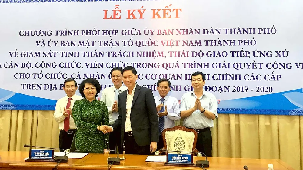 Phó Chủ tịch UBND TP Trần Vĩnh Tuyến và Chủ tịch Ủy ban MTTQ Việt Nam TPHCM Tô Thị Bích Châu ký kết quy chế phối hợp