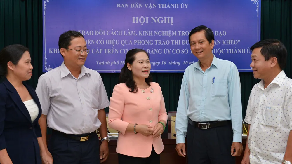 Trưởng ban Dân vận Thành ủy TPHCM Nguyễn Thị Lệ trao đổi cùng các đại biểu tại hội nghị . Ảnh: VIỆT DŨNG