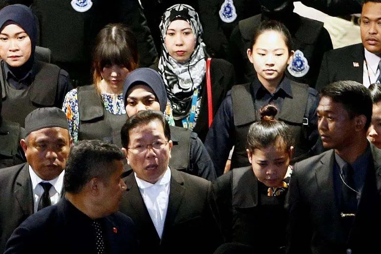 Hai bị cáo Siti Aisyah và Đoàn Thị Hương trong cuộc thực nghiệm hiện trường vụ ám sát tại sân bay quốc tế Kuala Lumpur ngày 24-10-2017. Ảnh: REUTERS
