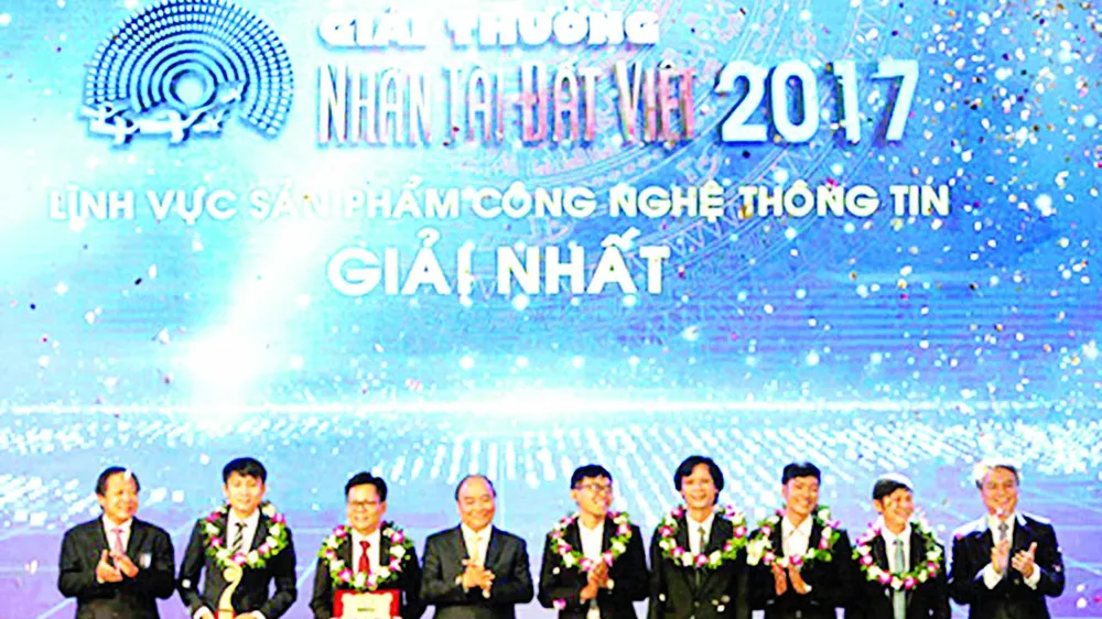 Thủ tướng Nguyễn Xuân Phúc trao giải nhất giải thưởng Nhân tài Đất Việt 2017