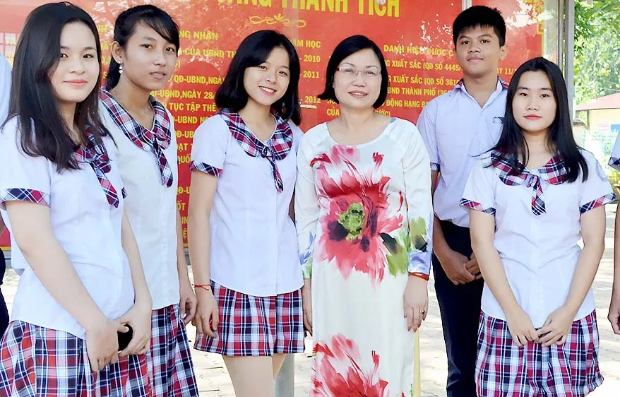Cô Trần Thị Huyền, Giám đốc Trung tâm Giáo dục thường xuyên quận 12, cùng học sinh trong giờ ra chơi