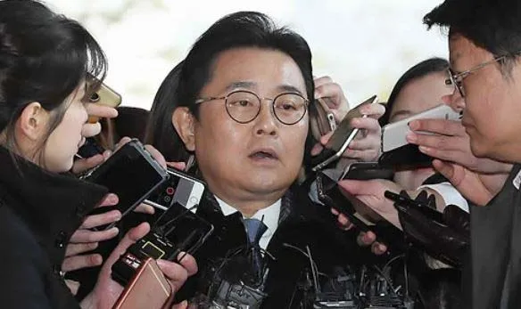 Jun Byung Hun giữa vòng vây báo giới tại Phòng Công tố Trung tâm Seoul ngày 20-11-2017. Ảnh: YONHAP
