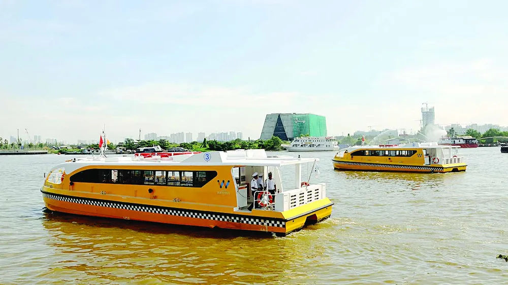 Buýt sông chạy trên sông Sài Gòn