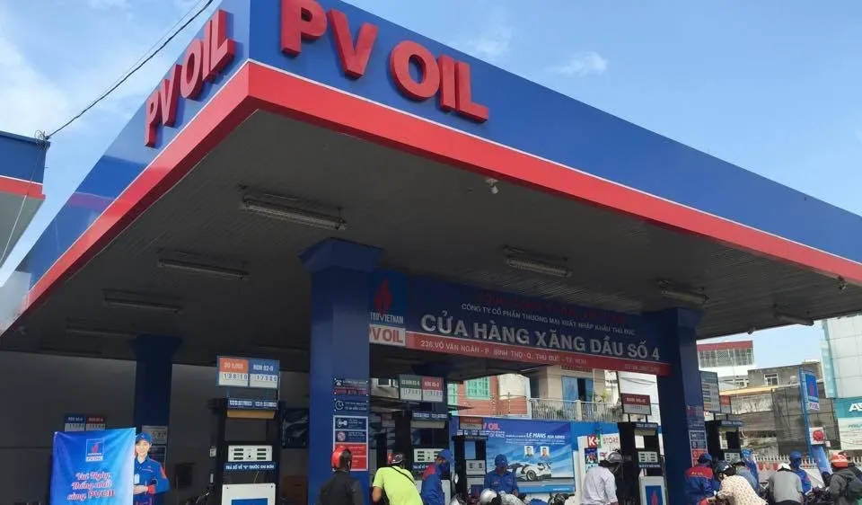 Giảm giá xăng, dầu tại cửa hàng của PV OIL