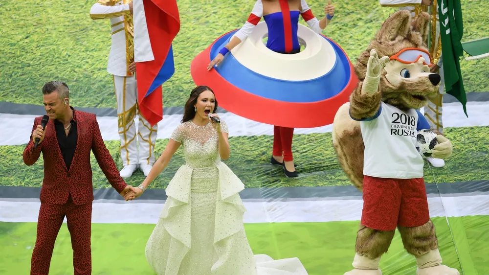 Danh ca Robbie Williams ữ ca sĩ opera Aida Garifullina trình diễn tại lễ khai mạc.