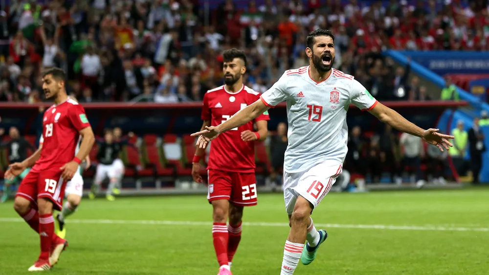 Diego Costa có bàn thắng khi bóng bật chân anh văng vào lưới.