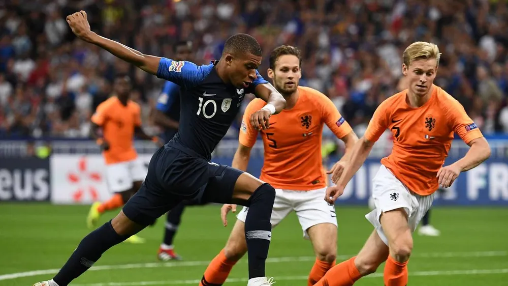 Kylian Mbappe ghi bàn mở tỷ số cho Pháp ở lượt đi