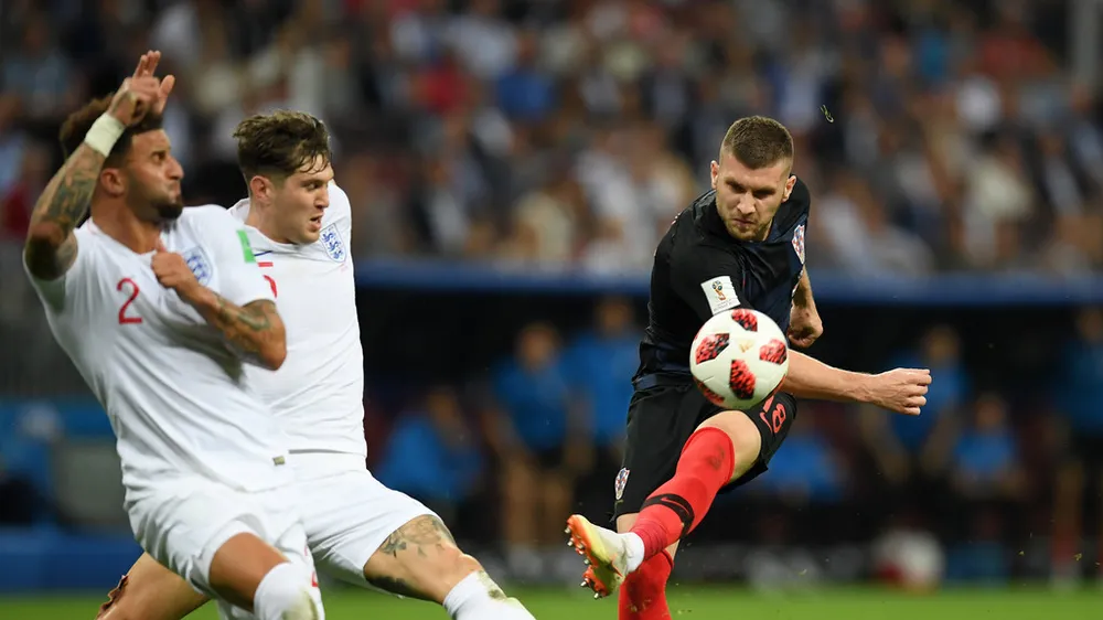 Ante Rebic (Croatia)_ tung cú sút trước lkhung thành tuyển Anh.