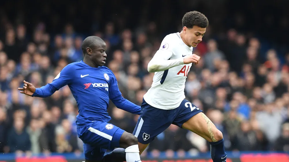 Dele Alli (phải, Tottenham) cố ga981ng vượt qua N'Golo Kante