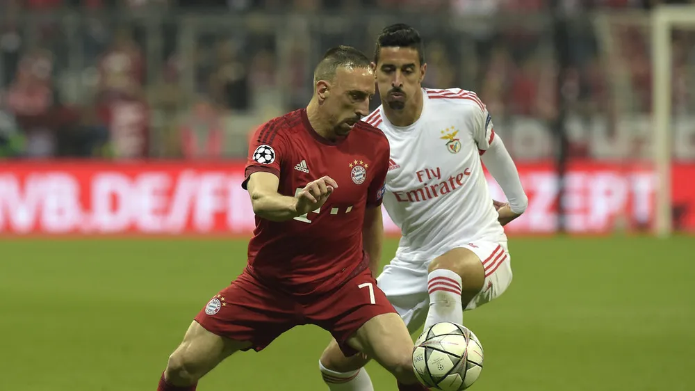 Franck Ribery (trái, Bayern) đi bóng trước Andre Almeida (Benfica)