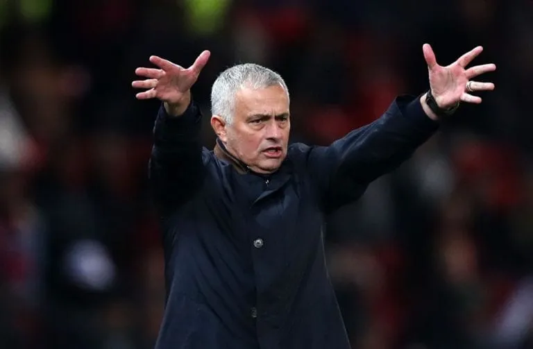 Jose Mourinho lúng túng khi phải cải chính
