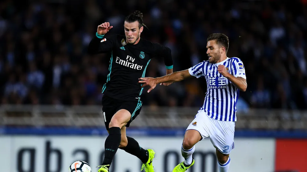 Gareth Bale bứt phá qua các hậu vệ Sociedad.