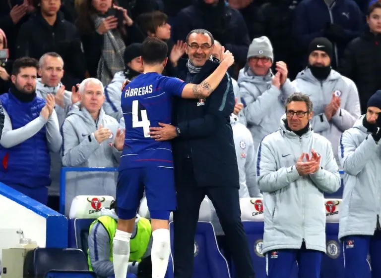 Cecs Fabregas ôm HLV Maurizio Sarri trong trạ6n thắng Nottingham Forest