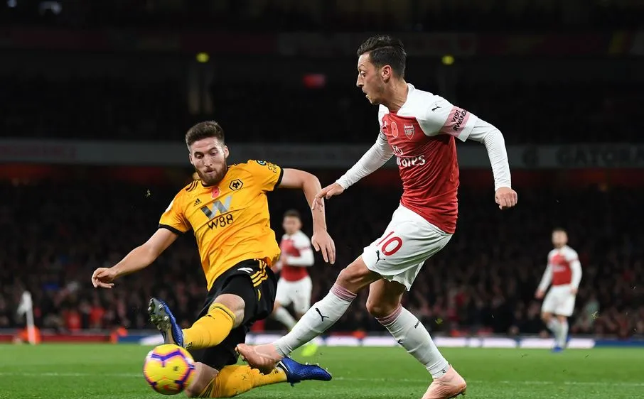 Mesut Oezil saẽ tỏa sáng trước những đối thủ giàu kỹ thuật như Wolves