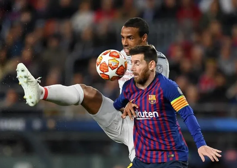 Trung vệ Liverpool Joel Matip cản phá Lionel Messi